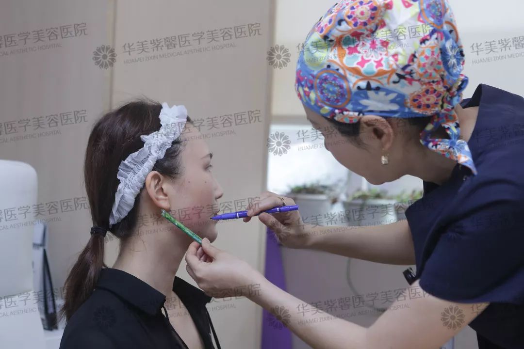 华美紫馨整形医院：47岁的ta整容190余次，只为变成明星！