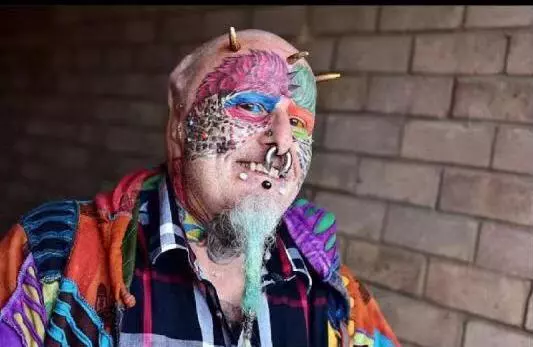 割双眼皮到底疼不疼？这个“鹦鹉人”较有发言权！ 