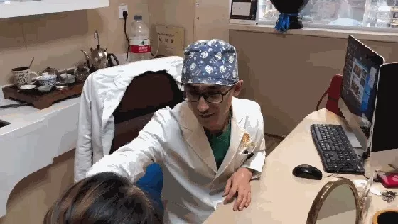 割双眼皮到底疼不疼？这个“鹦鹉人”较有发言权！ 