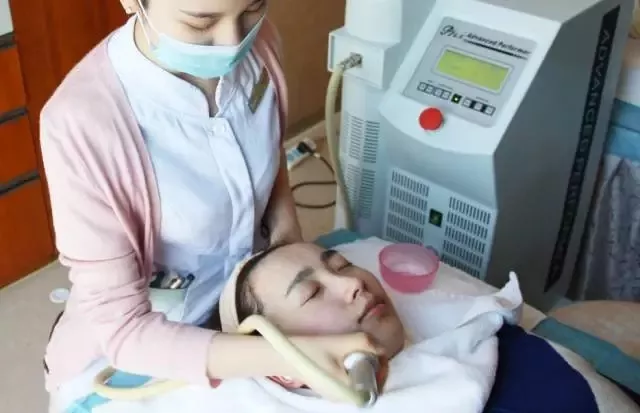 刚离婚的她曝光恋情？这张脸...想单身都难！