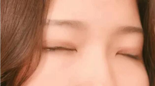 【为什么男人都喜欢双眼皮的女孩呢？】
