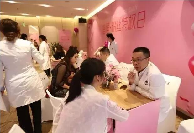 重庆华美整形团购：  隆胸19800元起，祛斑年卡2.5折！