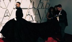 73岁穿芭比粉叫板杨紫琼，Gaga“偷”赫本2亿钻石，却都输给她？！ width=