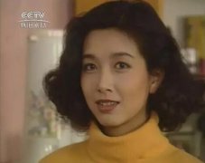 娜扎热巴的颜在50岁的她面前都黯然苍白，谁才是内地第一神颜？ width=