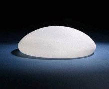 做半球形假体隆胸哪里好?整形医师科普过程如何? width=