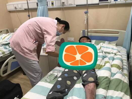 重庆美莱为重度烧伤超人阿宝手术，女友不离不弃！
