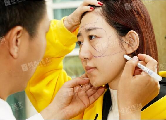 健丽填了脂肪的她气堂全开，  一张少女脸嫩得像18岁？