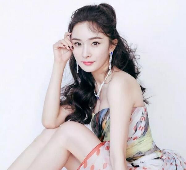 美妆小技巧：学会涂抹搭配唇釉，打造不同女性风格~