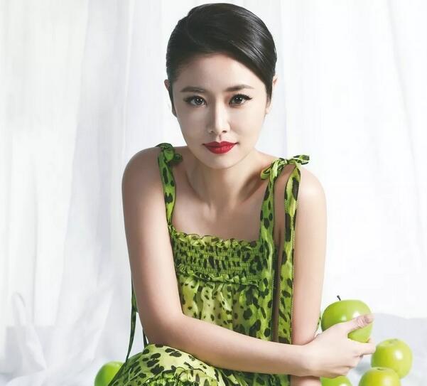 美妆小技巧：学会涂抹搭配唇釉，打造不同女性风格~