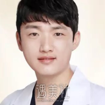 ​黄万宇 width=