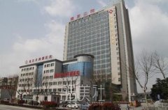 南京二院做双眼皮多少钱？附刘育凤双眼皮案例对比图 width=