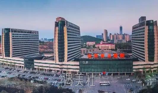 山东省立医院假体隆胸价格贵吗？官方价格表及案例一览 width=