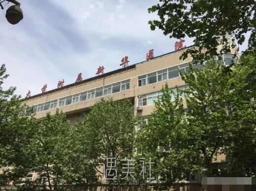 大连大学附属新华医院种植牙费用明细出炉｜内含招牌案例 width=
