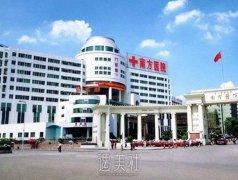南方医院隆胸价格表|坐诊医生介绍+假体隆胸案例对比图 width=